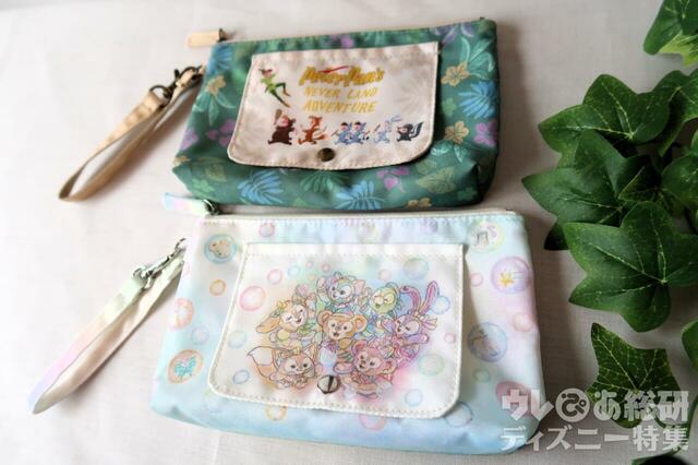 「スーベニアおてふきキャリー」はピーターパン柄と「ダッフィー&フレンズ:20周年カラフルハピネス」柄が販売中