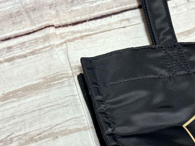 素材はナイロン・ポリエステル。上品な光沢感のある生地です