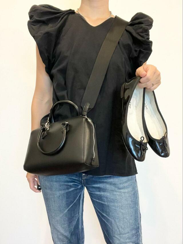 【DISCOAT ライトゲージミニボストンバッグ】】ショルダーバッグとして使うとまた雰囲気が変わります。きれいめアイテムとの相性も抜群◎