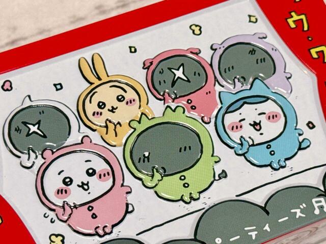 蓋はぷっくりエンボス加工。一見とてもかわいいワンシーンですが、白パジャマ、赤パジャマ、紫パジャマの子のお顔の傷やお耳の欠損が痛々しく闇深いです…