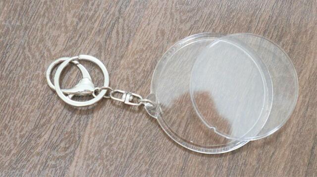 【セリア オリジナルフォトインキーホルダー】好みの紙を入れフタを押し込むだけ