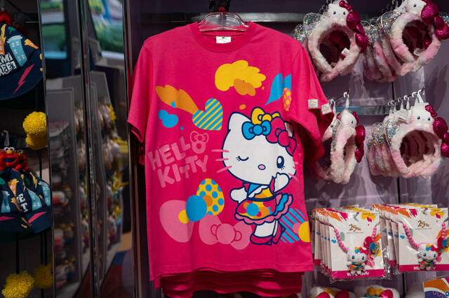 Tシャツ 4,500円｜ユニバーサル・スタジオ・ジャパン25周年グッズ