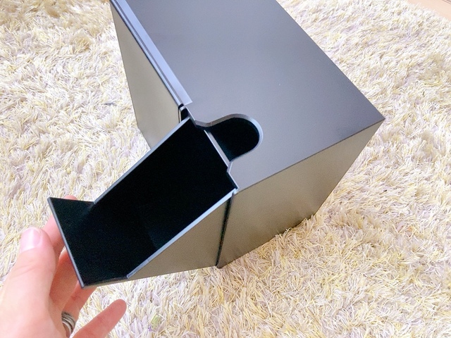 【山崎実業 tower 流せるトイレブラシ＆替えブラシホルダー】開閉しやすいフラップ式！