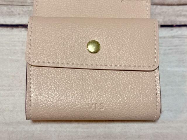 小銭入れはフラップ付き。硬貨が落ちにくい仕様なのがうれしいポイント！