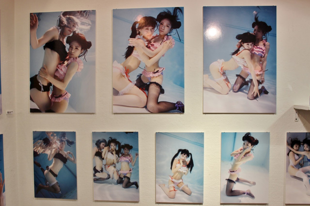 “水中×ニーソ”2人の女の子で2倍かわいい！