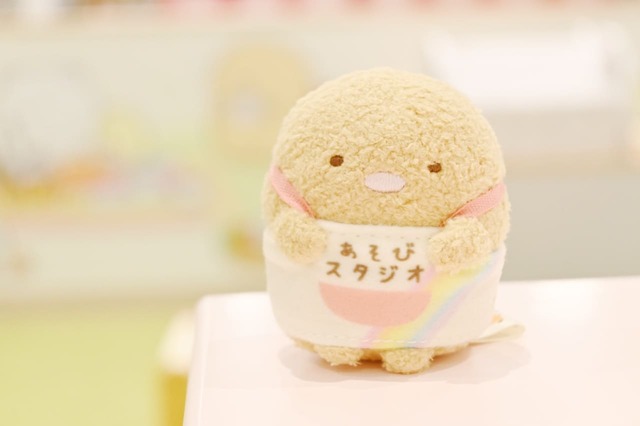 【すみっコぐらしあそびスタジオ「あそびスタジオ限定てのりぬいぐるみ」】あそびスタジオのエプロンをつけたとんかつ