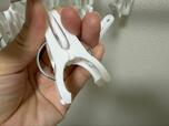 【ニトリ シーツが干せる伸縮アルミハンガー(24ピンチ)】力を入れなくても開きやすいのに、大型の洗濯物をしっかりと吊るせるピンチ。約5.5cmです