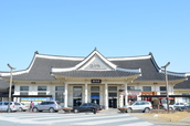 伝統家屋の街らしい重厚な造りの全州駅。ソウルの龍山（ヨンサン）駅からKTX（高速鉄道）で約100分