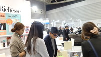 ボートショー 2015/雑誌『Richesse』ブースを見るタモリさん