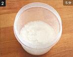 人肌程度になったらイーストを加えて混ぜ、5分おく。