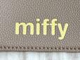 正面下部の「miffy」ロゴもゴールドの箔押しデザイン！
