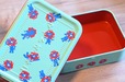 【『ミャクミャク文具缶BOOK』（宝島社）】オリジナルの「マイドオオキニ缶」、サイズは縦11×横8×高さ3cm