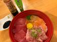 【ロピア 日本橋魚萬 三色丼B】お刺身しょうゆとわさびが添えられていて、本格的な食べ方が楽しめます◎