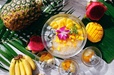 パイナップル、マンゴーやドラゴンフルーツがたっぷり入った色鮮やかなピオカ入りのスープ【トロピカルフルーツシャワー スイーツブッフェ】