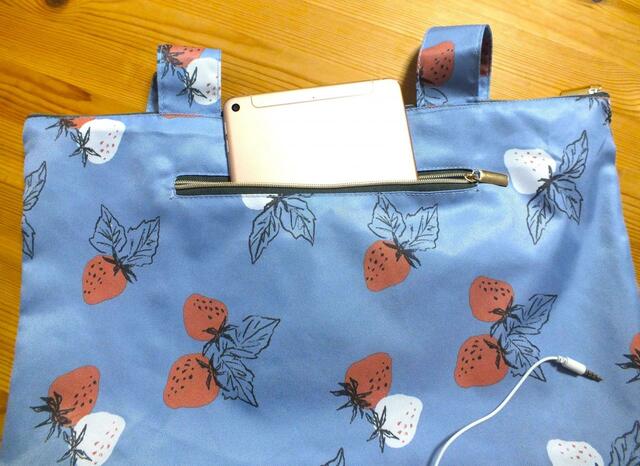 【カルディいちごバッグセット】外ポケットにはiPad miniも収まります