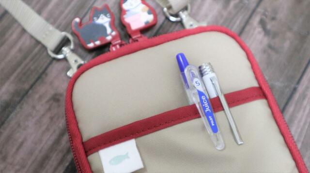 【リヒトラブ にゃんシーン ショルダーポーチ】ペンを差すのにもちょうどいい