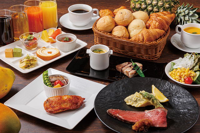 「6種のメイン料理が食べ放題」＜一人3,300円（サービス料・消費税込）＞【夏の食べ放題ランチプラン】