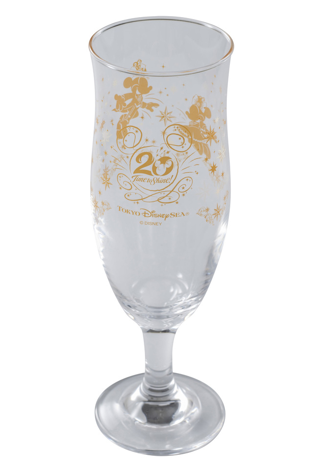 ゴールドを基調とし、ミッキーとミニーのシルエットが入ったアニバーサリー限定デザインのスーベニアグラス