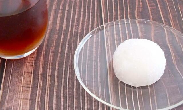 【カルディ　もへじ 北海道産いちごのクリームわらび大福（冷凍）】サイズは直径55mm、厚さは25mm