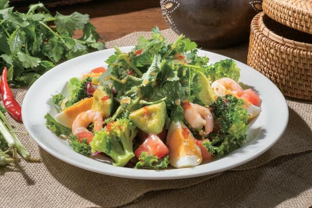 「エダジュン監修 アジアン風海老アボカドとケールのサラダ（L）」＜価格：900円（税込990円）＞【【ガスト】夏バテ知らず！パクチー盛り盛り「エダジュン監修アジアンメニュー」＆ボリューム満点「ゴーゴーガストカレー」が登場！】