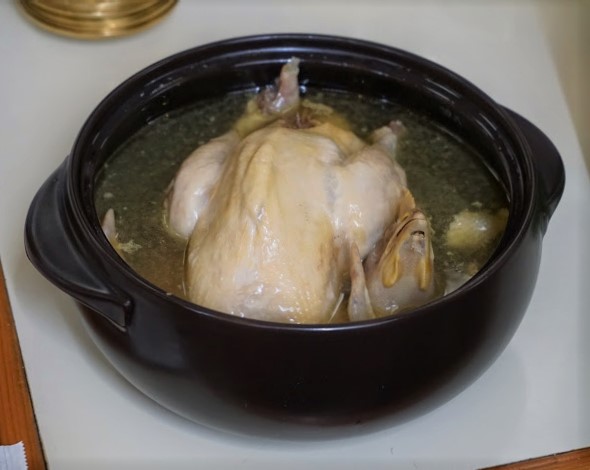 サムゲタンの発祥は開城（現在の北朝鮮領）とも、中国とも言われている。写真は日本人対象の北朝鮮ツアー催行時、開城のレストランで出されたもの