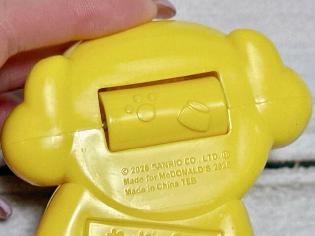 【サンリオ×マクドナルド ハッピーセット第一弾／ポムポムプリン おしりフリフリフィギュア】プリンの足跡と、お菓子のプリンの刻印ができるローラー付き！粘土などの上で転がすと型押しができます