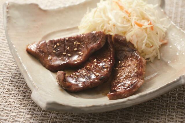 「厚切り 牛タン焼（3切）」999円（税込1,098円）【和食さと×牛タン】