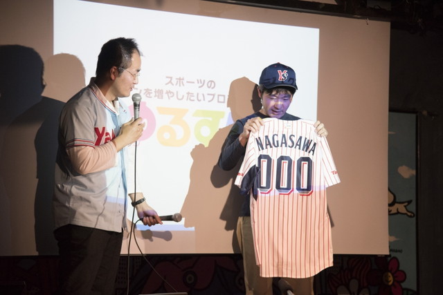 『プロ野球画報』イベント／オーセンティックユニフォームを披露！背番号は自分で決めた３桁 
