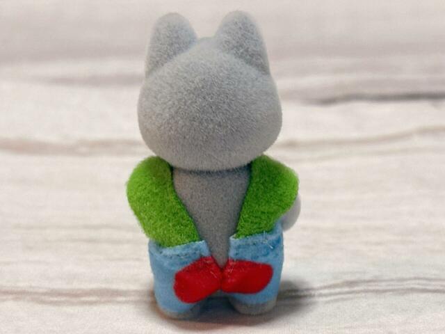 赤ちゃんはベンチに座ってしまったようで、ズボンのお尻に真っ赤なペンキが…！