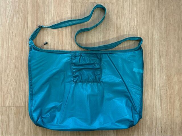 【mont-bell　U.L.MONO ショルダー L】ターコイズなどの明るい色は中身が少し透ける可能性があるので、気になる方はブラックやダークグリーンなどの濃い色を選ぶのがおすすめ◎