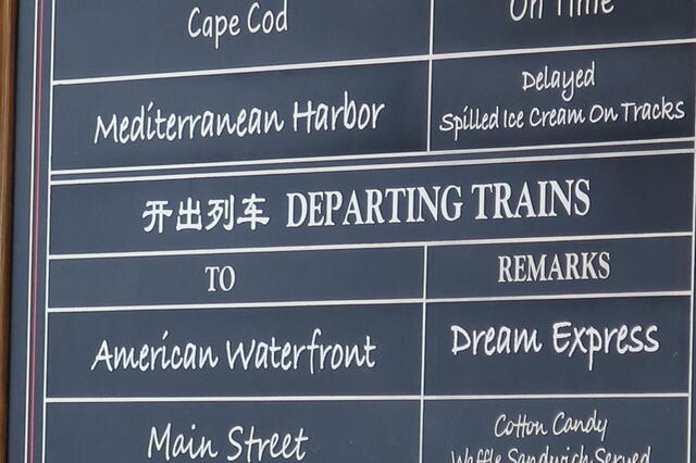 上海DL　ミッキーアベニューの一角の黒板にケープコッドなどの文字が