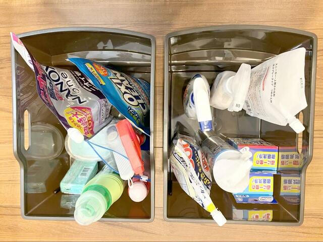 【3COINS 吊り戸棚ボックスワイド】洗濯系アイテムは左、その他の掃除グッズなどは右に収納してみました