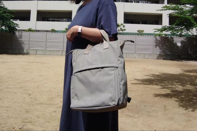 【ワークマン たためて自立する撥水トートリュック】手持ちするときも中央のスナップボタンでハンドルをまとめられるので持ちやすく、手に食い込みにくいです♪