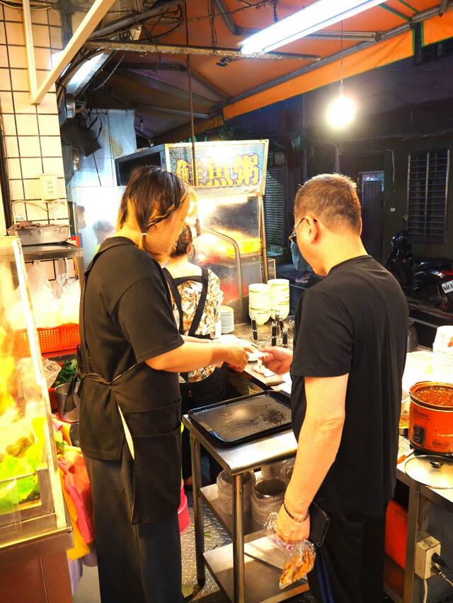 【台湾6泊7日食べ歩きの旅②台北編】店主の父親と一緒に働く次女。父親の不在時に一人で店を回すことも多い、頼もしい若女将だ