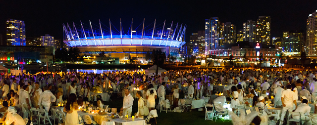 超優雅な“白”で統一されたパーティー「ディネ・アン・ブラン」