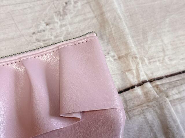 素材はPVC。シボ感のあるリッチなレザー調の生地