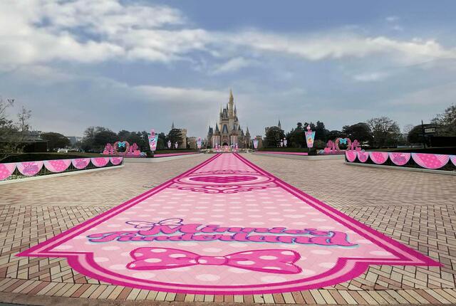 プラザに敷かれた カーペット調のデコレーション|東京ディズニーランド「ディズニー・パルパルーザ」第1弾「ミニーのファンダーランド」