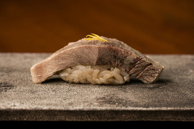 牛タンの厚トロ寿司