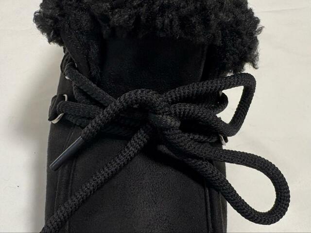 【niko and... オリジナルフェイクムートンモカシンブーツ】カラーはアニマル柄、ブラック、キャメルの3展開。靴紐は太めでおしゃれです◎