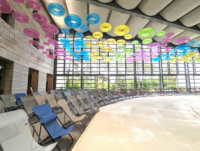 【リゾナーレ八ヶ岳】「il mare」で開催中の「八ヶ岳うきわビーチ」