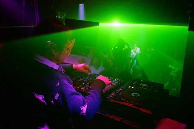 イベントでフロアをわかせるDJ SUMIROCK 