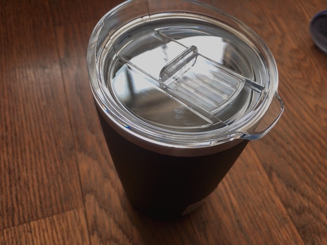 【アイリスオーヤマ ふた付きタンブラー】飲み口はワンタッチオープン