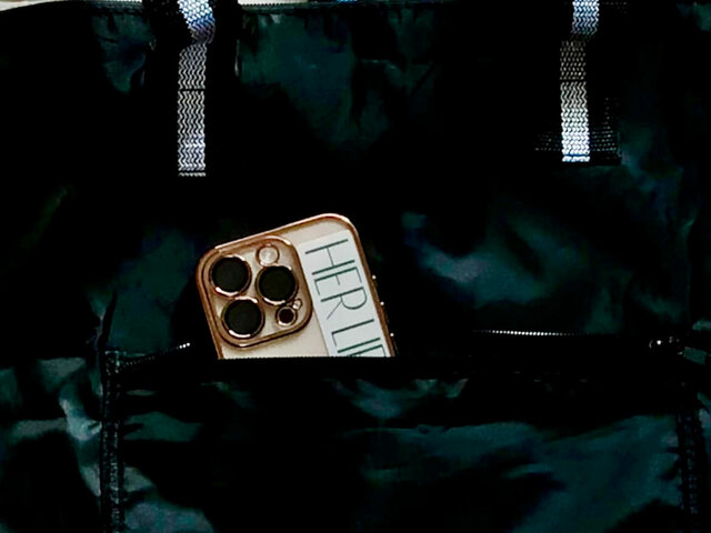 スマホがちょうど入るサイズ感