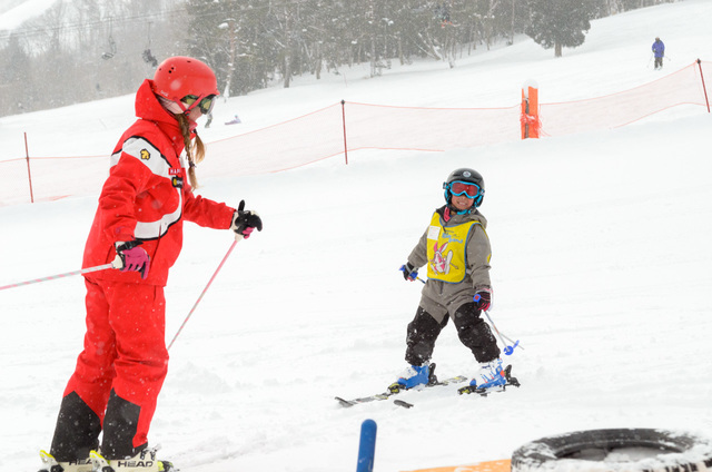 初心者のうちは、安心「咲花キッズパーク」内のスキー・ボード練習エリアで練習｜白馬八方尾根スキースクール