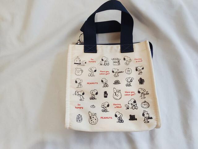 本体はホワイト、持ち手がネイビーのお洒落な保冷バッグ