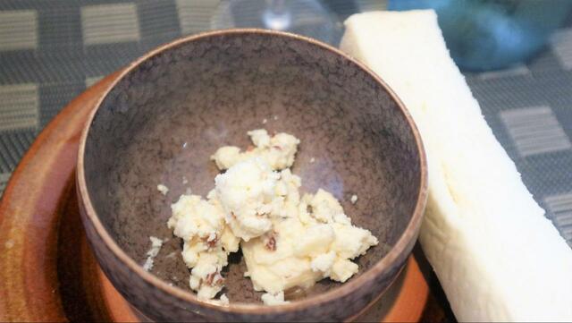 【成城石井 チーズの酒粕漬ラムレーズン】皿に移すと、ほろほろ＆クリーミー！