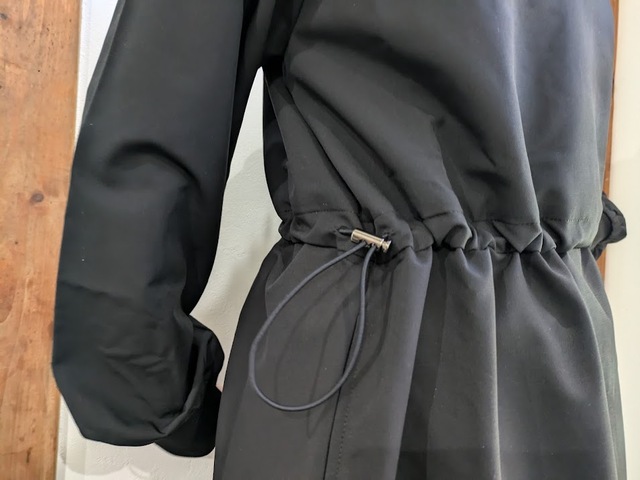 【ワークマン レディース撥水ストレッチワンピース】ドローコードを調節するとメリハリが生まれ、胸周りも立体的に見せてくれます♪