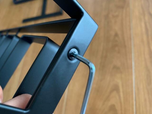 【山崎実業 下駄箱中長靴＆ブーツホルダー】ネジは付属の六角レンチで締めるだけ