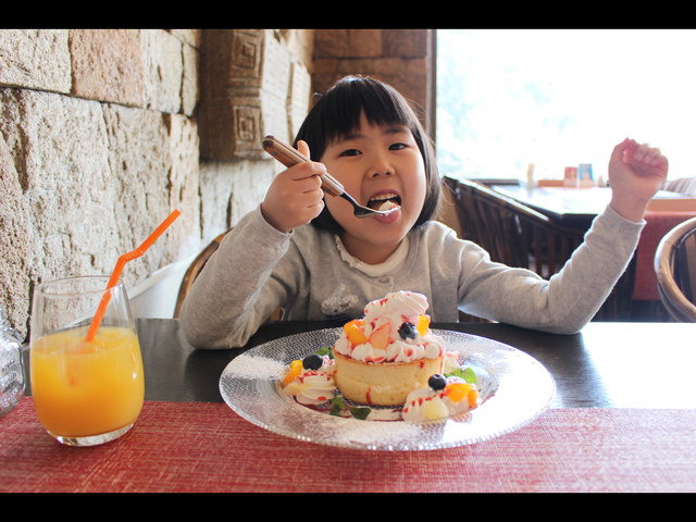 ホテルハワイアンズの一階『ワイキキ』で、ケーキをパクリ。