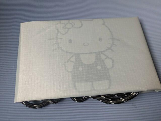 箱から出したときの裏側。ハローキティが透けて見えます
